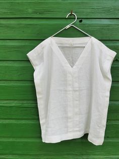 Everyday White Linen T-shirt, Relaxed Fit V-neck Summer Top, Relaxed White V-neck Top, White Short Sleeve V-neck Top For Everyday, White V-neck Short Sleeve Top, Relaxed Linen V-neck Blouse, White Linen T-shirt For Everyday, White Cotton V-neck Short Sleeve Top, White Cotton V-neck Top With Short Sleeves