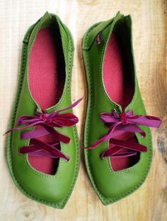 PUCK UK 4 Bohemian Fairy handmade shoes D fitting LARCH Fairytale Shoes, Bohemian Fairy, Fairy Shoes, Fairy Style, Green Accessories, Purple Shoes, Barefoot Shoes, Shoe Art, Green Shoes