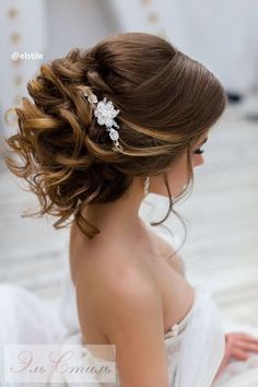 an image of a woman wearing a wedding hair comb