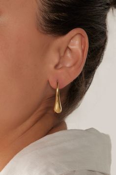 STYLE DETAILS: The Halcyon Drop Earring brings a refined addition to your accessories collection. Sleek, elongated droplets are secured with a stud closure and finished with stainless steel or gold plating. These earrings are ideal for days when you want a chic and understated look with minimal effort. FEATURES: Drop design Stud closure Gold Plated, Stainless Steel 3cm length Elegant Metal Drop Earrings, Elegant Metal Dangle Drop Earrings, Minimalist Tarnish Resistant Teardrop Earrings For Formal Occasions, Elegant Teardrop Earrings For Everyday, Minimalist Tarnish-resistant Teardrop Earrings For Formal Occasions, Everyday Long Drop Linear Earrings, Elegant Pierced Teardrop Earrings, Classic Metal Teardrop Earrings For Everyday, Elegant Tarnish Resistant Drop Earrings For Formal Occasions