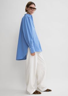 TOTEME shirt skillfully constructed with a back yoke that expands into kimono-style sleeves. It is woven from peached organic-cotton poplin and has an oversized, longline cocoon shape with a dramatically stepped hem. Add trousers and flats for a social breakfast. Blue Shirt Women, Blazer Shirt, Kimono Sleeve, Knit Sweater Dress, Poplin Shirt, Kimono Fashion, Issey Miyake, Jil Sander, Blue Shirt