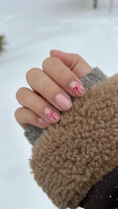 Nails winter aesthetic / зимгий маникюр / ribbons / bows Valentines Short Gel Nails Ideas, Aesthetic Winter Nails Short, Bows Nails Design, Short Valentine Acrylic Nails, Valentines Day Nails Bows, Valentines Bow Nails, Nail Art Bow Designs, Bow Short Nails