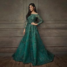 Luxury Dubai Emerald Green Evening Dress: Elegant Off-Shoulder Arabic Women's Muslim Wedding Gown Opera Gown, Emerald Green Evening Dress, بريانكا شوبرا, Muslim Wedding Gown, Indian Wedding Gowns, Green Evening Dress, Soiree Dress, Indian Gowns Dresses, Indian Gowns