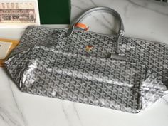 Saint Louis PM limited space silver ➕ customized three-color Y-shaped painting, one bag shape with two styles
❤️Goyard (Goyard) has been researched and improved many times, constantly improving fabrics and leather, all-round exclusive customization™️ just to continuously meet the high quality requirements of customers
The base fabric is made of customized high-grade rain hemp 〽️ that is consistent with ZP, and then coated with glossy aldose  grain texture comparable to ZP, achieving a light an Goyard Saint Louis Pm, Goyard Saint Louis, Delivery Bag, Bag Decoration, Lv Purse, Lv Shoes, Grain Texture, Commuter Bag, Lv Belt