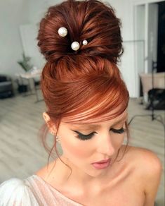 Beautiful red hair, high bun. Bridal hair trends 2021. Pearl hair accessories. Pretty hair. Bridal hairstyles Easy Wedding Guest Hairstyles, Mint Room, Hair Couture, Leather Hair Accessories, Couture Hairstyles, Easy Wedding, Guest Hair