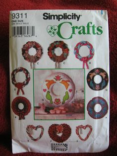 the front cover of a magazine with different crafts on it, including wreaths and other items