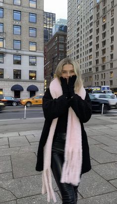 Street Style Winter 2023, New York Street Style Winter, Style Winter 2023, Timeless Fits, Eurotrip Outfits, Ellie Thumann, Nyc Pics, Nyc Lifestyle, City Outfit