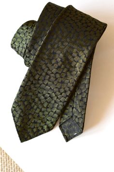 "Vintage 90's slim print necktie. Unisex. Has a dark green colour with a bit of an iridescent effect. Made in Switzerland. Brand: Terylene High Class De Luxe Material: tag is missing but it feels like polyester Appr. Dimensions: length: 52\"/132cm width (at widest part of blade): 2 1/4\"/5,8cm Condition: Item is vintage and pre-owned but has no visible signs of wear. No stains, no holes, no pulls. The white spot seen on the inside of the smaller back blade by the hem is not a stain but a remnant of a tag. Overall, excellent vintage condition." Green Fitted Standard Tie, Fitted Green Standard Tie, Green Formal Tie With Pocket Square, Green Standard Tie For Party, Green Standard Tie For Parties, Formal Green Ties, Fitted Green Neckwear For Black Tie Events, Green Formal Neckwear With Ties, Boho Streetwear