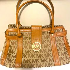 Like New Michael Kors Purse. Clean. Smoke Free. Michael Kors Handbags Black, Nike Fashion Shoes, Michael Kors Bedford, Brown Leather Satchel, Gray Handbags, Apple Bread, Michael Kors Satchel, Michael Kors Tote Bags, Bags Michael Kors