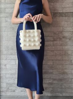 Shrimps bag Aesthetic tote bag for woman. Vintage pearl beaded white retro bag that will decorate your wedding day. Amazing wedding gift for bride. SIZE: *Height: 33 cm *Height without handles: 19 cm *Width: 16.5 cm *Lateral width: 10 cm *Handle drop: 14 cm *Weight: 750g ❗️OTHER COLORS❗️ *BLACK shrimps bag* https://vitakajewelry.etsy.com/listing/834204172 *PINK shrimps bag* https://vitakajewelry.etsy.com/listing/856019437 *CLEAR shrimps bag* https://vitakajewelry.etsy.com/listing/1254148624 🔥PROCESSING TIME 3-4 days MATERIAL: white acrylic pearl beads 8mm. LINING White satin🤎 The bag can be made with a LINING with a POCKET or without a lining. Choose VARIATIONS when you place an order☝ With every pearl bag you'll get jewelry GIFT  In addition to the gift, a hand-signed POSTCARD with a me Sister Wedding Gift, Wedding Tote Bag, Woman Aesthetic, Aesthetic Tote Bag, Bridesmaid Clutches, Wedding Tote, Luxury Clutch, Retro Bags, Gifts For Fiance