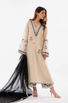 Fancy Pakistani Dresses, Elegant Pakistani Dresses, Organza Suit Designs, Heavy Pakistani Suits, Simple Indian Outfits, Marriage Suits, Kurti Ideas, Kashmiri Suits, Kurtis Pakistani