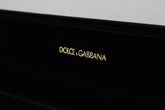 DOLCE & GABBANA

 Magnifique 100% authentique tout neuf avec étiquettes Boîte de rangement à bijoux en velours noir Dolce & Gabbana avec plaque logo dorée.

 Matériel: Velours

 Couleur: Noir

 Genre : Femmes

 Détails du logo

 Fabriqué en Italie

 Taille : Taille unique Designer Formal Jewelry With Logo Plaque, Elegant Gold Jewelry With Logo Plaque, Elegant Formal Jewelry With Logo Plaque, Elegant Black Jewelry With Gold-tone Logo Plaque, Jewelery Storage, Women Logo, Italy Logo, Jewelry Storage Box, Velvet Jewelry