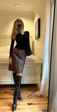 Chicago Business Outfits, Nyc Night Time Outfit, Outfits With Black Boots And Jeans, Corporate Feminine Outfit, Stylish Corporate Fashion, Corporate Stylish Work Outfits, Errand Outfit Fall, Minimalist Sophisticated Style, Retro Feminine Style