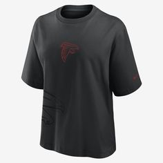 This Boxy T-Shirt helps you support the Atlanta Falcons with a bold look and large team details. Its soft cotton fabric helps deliver a comfortable feel on game day. Nike Graphic Print T-shirt For Game Day, Nike Black T-shirt With Team Logo, Nike Black Tops For Game Day, Nike Black Top For Game Day, Nike Black Fan Apparel T-shirt, Black T-shirt With Letter Print For Game Day, Nike Sporty T-shirt For Game Day, Collegiate Black T-shirt For Football Season, Black Team Spirit T-shirt For Game Day