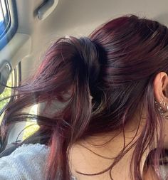 Hair Dye Y2k, Highlight Hair Ideas, Pelo Color Vino, Red Hair Dye, Maroon Hair, Highlight Hair, Hair Color Underneath, Red Hair Inspo, Wine Hair