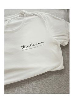 Madrina T-Shirt/ Camiseta para una Madrina especial/ Blanca o Negra/ Bautizo /Boda /Apreciación.                                                                                                                                                                                               Incluye una tarjeta de Madrina hay 4 tarjetas a escoger y puede añadir el mensaje que usted quiera.                                                                                                                                                                                                      POR FAVOR- En la personalización 👇🏼 dejeme saber el año que desee añadir en la camisa , si no desea añadir asumiré que la quiere como el ejemplo en la foto. Custom Print Short Sleeve Tops For Everyday, Short Sleeve Tops With Text Print For Gift, White Short Sleeve T-shirt With Custom Text, White Custom Text Short Sleeve T-shirt, Everyday Crew Neck Top With Name Print, Custom Text Crew Neck T-shirt For Summer, White T-shirt With Custom Text, Short Sleeve Shirt With Name Print For Gift, White Short Sleeve Tops With Custom Text