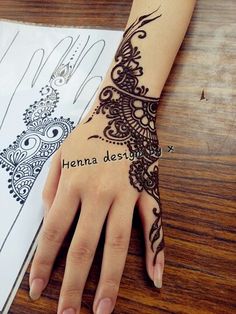 a henna design on someone's hand with the words henna desu written on it