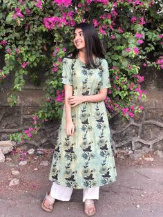 Outfits For Farewell, Kurti Types, Kurta Poses, Kurti Look, Cotton Short Dresses, Kurtas For Women, Latest Kurti, Simple Kurta Designs, Simple Kurti Designs