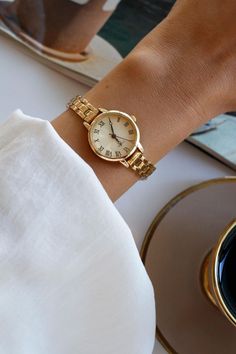 Discover timeless elegance with our stunning vintage gold watch, designed for the modern woman who appreciates classic beauty. With a case diameter of 20-25 mm, this small watch is the perfect size to make a stylish statement without overwhelming your wrist. Crafted from durable metal, both in the case material and the band material, this womens gold watch combines durability with sophistication. Its thick gold watch design exudes luxury, while the dainty watch aesthetic ensures it remains delicate and refined. This exquisite vintage watch is more than just a timepiece; it's a celebration of vintage charm. Whether you're adding to your collection or searching for the perfect accessory to elevate your outfit, this vintage womens watch is a fantastic choice. Ideal for any occasion, this gold Dainty Watch Aesthetic, Gold Dainty Watch, Gold Watch Design, Women Watches Classy, Dainty Gold Watch, Womens Gold Watch, Gold Watch Vintage, Dainty Watch, Gold Vintage Watch