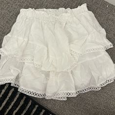 Brand New Never Worn White Tiered Bottoms For Spring, Chic Tiered Bottoms For Vacation, Casual Tiered Bottoms For Brunch, White Tiered Bottoms For Day Out, Casual Tiered Mini Skirt For The Beach, Casual Tiered Mini Skirt For Beach, Tiered Ruffle Bottoms For Summer, Summer Tiered Ruffle Bottoms, Summer Tiered Ruffles Bottoms