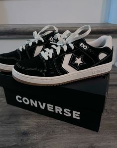 Converse Star Shoes, Custom Shoes Aesthetic, Black And White Shoes Aesthetic, Sneaker Shoes, My Shoes, Shoes 2000s, Sneakers Converse, Convers Shoes Black, Converse Skate Shoes For Streetwear