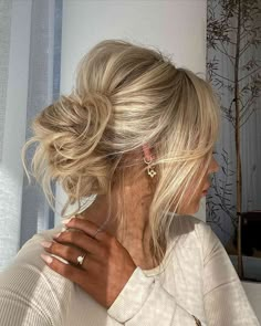 Updos for Long Hair – Cute & Easy Updos for 2023 Ombré Blond, Jordans Wedding, Teen Hair, Ombre Blond, Formal Hair