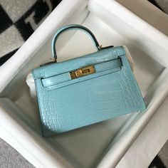 Description HermesHandle Bag 19cm Blue Rep 1:1Size 19cm BlueBlue color handleGold color hardwareLarge compartmentHandle: Single Full set with the box,... Mini Kelly, Louis Vuitton Shirt, Girly Bags, Togo Leather, Hermes Bags, Mini Crossbody Bag, Evening Clutch Bag, Accessories Store, Tote Backpack