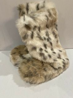 Pre-owned Pottery Barn PB Teen girls faux fur Snow Leopard Slipper Boots Booties. Super soft and cozy. Size: medium 5-6 Keep your feet comfy, stylish and warm all winter with these boot-style furry slippers. Our superior-quality faux fur is woven from the finest materials to beautifully emulate the inherent softness of genuine fur. Please feel free to ask any questions and happy bidding! Smoke free home. Thanks for looking and please check out all my other listings!! Snooki Halloween, Winter Fur Boots, Fluffy Boots, Leopard Slippers, Leopard Outfits, Pb Teen, Leopard Boots, Fuzzy Slippers, Boot Style