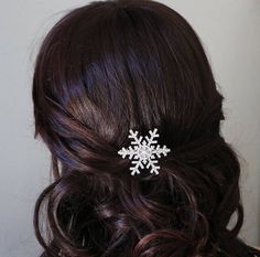 "New Design! This brilliant crystal snowflake hair comb is perfect to add to your winter wedding, Christmas or holiday party, or any special occasion. Measuring just over 1 3/4\", this snowflake comb features round rhinestone components mounted onto a barrette snap clip for secure placement. Can be custom made with colored rhinestones as well. Orders are shipped via USPS with tracking and confirmation. Item arrives in a complimentary gift box. ---------------------------------------------------- Hair Clips Aesthetic, Christmas Wedding Themes, Snowflake Hair, Rhinestone Snowflake, Bride Hair Pins, Winter Wedding Hair, Snowflake Wedding, Snow Wedding, Wedding Comb