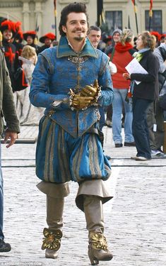 Orlando Bloom in costume as the Duke of Buckingham in 'The Three Musketeers'. 17th Century Fashion, Costume Drama, Medieval Clothing, Trending Boots