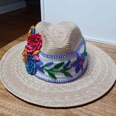 Beautiful Straw Hat In A Natural Color With A Unique Flower Belt Made With Embroidery Fabric, Die Straw, Elastic Band For A Comfortable Fit, One Size Fits Most Brim 22" Crown,Light Weight. Excellent Five Color Hand-Made Starw Flowers. Art Hats, Crown Light, Bohemian Hats, Style Bucket Hat, Floral Bucket Hat, Pink Tye Dye, Aha Moment, Black Cowgirl, Gardening Hat