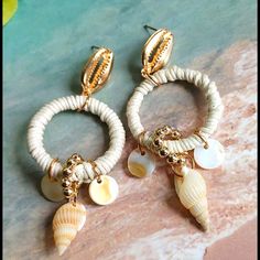 Cute Beachy Earrings Lightweight Gold Tone With Natural Cord And Shells Post Style Measure 3" Long New #23 Nautical Beach Shells Seashell Puka Shell Earrings, Shell Jewelry Aesthetic, Shell Earrings Diy Seashell Jewelry, Diy Earrings Pearl, Seashell Jewelry Diy, Beachy Earrings, Shell Jewellery, Beach Jewellery, Beach Shells