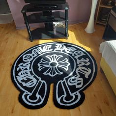 a black and white rug with the words welcome home on it in front of a tv