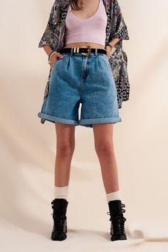 Mini length. Shorts. Plain design. Relaxed fit. Straight. Casual. Basic. Pleated Denim, Types Of Jeans, Stretch Denim Fabric, 90s Denim, High Rise Mom Jeans, Short En Jean, Small Light, Colored Denim, Light Denim