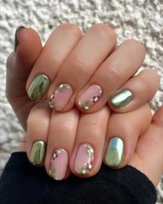 Short nails are the best when it comes to practicality, but this doesn't mean they have to be boring! We love this sage green chrome nail design that adds effortless personality to your fingertips. Chrome Nail Design, Chrome Nails Designs, Chrome Nail, Green Chrome