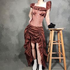 Steampunk dress: a vintage look mixed with Victorian vibes. Choose the size of your dress with the table below. If you are between two sizes, take the larger one. Discover our exquisite Victorian dress, a true masterpiece of elegance and refinement. This brown dress is designed to captivate attention and transport you to the opulence of the Victorian era. Made from high-quality materials, this dress combines comfort and durability. It is designed to provide you with a pleasant wearing experience Victorian Vibes, Wicked Musical, Steampunk Dress, Puffy Dresses, The Victorian Era, Ideal Wardrobe, Bygone Era, Steampunk Fashion, Brown Dress