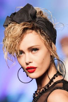 25 Most Stunning 80's Hairstyles Just for You - Time To Cherish The Old Glamour – Hottest Haircuts 80s Hair And Makeup, 80s Theme Party Outfits, 80 S Hairstyles, 80’s Hair, 80s Fashion Party, Look Disco, Decor Corner, 80's Hairstyle, 80s Fancy Dress