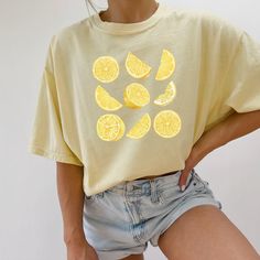 Our Comfort Colors® t-shirt, with a vibrant lemons graphic, is a perfect blend of Italian charm and preppy style. Ideal for an Italy vacation or adding a citrusy touch to your wardrobe, this lemon shirt captures the essence of Italia and the refreshing spirit of limoncello. Prefer this design on a Sweatshirt? Visit this link: https://bohemianbloomdesigns.etsy.com/listing/1761584368 Prefer this design on a Baby Tee? Visit this link: https://bohemianbloomdesigns.etsy.com/listing/1761584752 👕 T-Sh White T-shirt With Lemon Print For Summer, Casual Cotton T-shirt With Lemon Print, Yellow Printed Crew Neck Shirt, Spring Cotton Tops With Fruit Print, Yellow Cotton Shirt With Screen Print, Relaxed Fit T-shirt With Fruit Print For Spring, Cotton Fruit Print Tops For Spring, Cotton Tops With Fruit Print For Spring, Yellow Printed Cotton Shirt