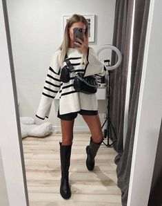 White Shirt Dress Styling Ideas, Sheer Tights With Shorts Outfit, Prague Christmas Outfit, Autumn Casual Outfits Women, Outfit With Long Boots, Sylwester Outfit, Winter Outfits Beige, Outfit Noir, Shopping Outfit Ideas