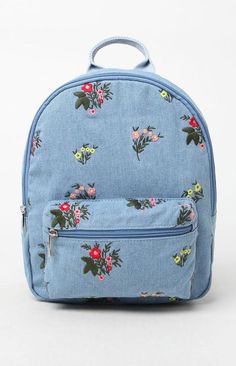 Como Fazer Short, Recycled Jeans Bag, Fabric Backpack, Denim Crafts Diy, Embroidered Backpack, Denim Backpack, Blue Jeans Crafts, Handmade Backpacks