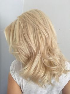 Butter Platinum Blonde, Honey Platinum Blonde Hair, Blonde Hair One Color, Natural Blonde Hair Inspiration, Medium Layered Blonde Hair, Blonde Hair With Pale Skin, Vanilla Cream Blonde Hair, Light Beige Blonde Hair, Solid Blonde Hair