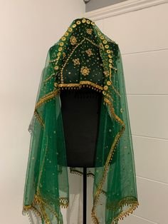 Traditional green with gold decorative shawl / destmal. Perfect for traditional style wedding /engagement functions. Dimensions: 2m length Afghan Engagement, Wedding Trays, Green Shawl, Vowel Renewal, Wedding Shawls, Sleeved Velvet Dress, Afghan Wedding, Henna Party, Wedding Shawl