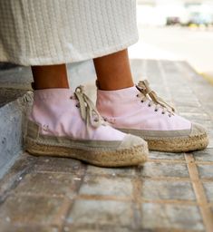 Alpargata para mujer en rosa estilo sneaker con cordones. Las alpargatas Niza cuentan con una tira de yute lateral en la zona del talón para garantizar un doble cuerpo con la lona reciclada y proteger mejor el pie. Inspiradas en una bota de yute natural que confeccionó Silvestre Segarra a mediados de 1940 para el Ejercito español y que posteriormente se comercializó de forma popular. Detalles del producto Lino natural 100% Suela cosida a mano de myute natural. Myaroma característico mediterráneo Best Sellers, Womens Sneakers, Hand Sewing, Cotton Canvas