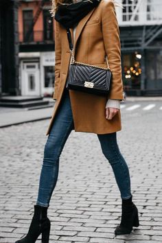 Camel Coat Outfit, Fall Fashion Coats, Street Style Bags, Perfect Fall Outfit, Nyc Street Style, Fashion Jackson, Mode Jeans, Winter Stil, Camel Coat