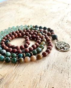 Mala in legno di drago, agata indiana e avventurina

Una miscela armoniosa di elementi naturali pensati per migliorare il tuo viaggio spirituale.
Il legno di drago porta un'energia radicata, mentre l' agata indiana promuove l'equilibrio e la stabilità. Le rilassanti tonalità verdi dell'avventurina promuovono i cambiamenti e la crescita, favorendo la compassione e la pace emotiva.
Questo mala unico non è solo uno straordinario accessorio ma un compagno consapevole, che ispira un senso di tranquil Pieces Zodiac, Grounding Energy, Yoga Mala, Indian Agate, Zodiac Signs Aries, Leo And Virgo, Sagittarius And Capricorn, Virgo And Libra, Capricorn And Aquarius