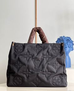 Size: 41 x 34 x 19 cm Includes Shipping bags, dust bag sleeper, care manual, booklet, tag. Tas Louis Vuitton, Lv Onthego, Tas Lv, Louis Vuitton Taschen, Louis Vuitton Gm, Lv Handbags, Sporty Chic, Vuitton Bag, Lv Bag