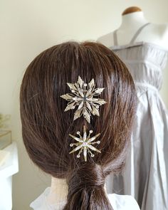 This Starburst bridal headpiece is  absolutely perfect for a vintage elegant bride.  Especially if you are planning a winter or Christmas wedding. The bride can wear the main piece and share the rest of the glitter pins with her bridsmaids. This is a very stylish, elegant hair pins set that can suit many hairstyles and looks. It's looks great with a veil! This listing is for a set of 2 star hair pins.   You can choose between the different combinations.  In this same collection there is a bridal Star Hair Pins, Gold Bridal Tiara, Snowflake Hair, Gold Bridal Hair Comb, Elegant Hair, Bridal Comb, Star Hair, Elegant Bride, Wedding Hair Pins