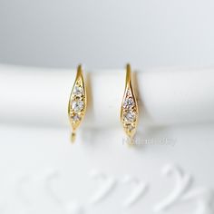 ★ High quality real gold plated brass earring hooks, cz paved, color not easily tarnish, lead nickel free ★ Size: 14x10mm approx. Quantity: 10pcs=5 pairs Color: gold Material: gold plated brass, cubic zirconia ❤ Jump rings you may use: ❤ https://www.etsy.com/shop/Nbeads?ref=seller-platform-mcnav&search_query=jump+ring ❤ More earring components here: ❤ https://www.etsy.com/shop/Nbeads?ref=seller-platform-mcnav&search_query=ear ❤ More metal findings(brass, silver, alloy etc.) here: ❤ https://www.e Gold Teardrop Huggie Earrings With Cubic Zirconia, Gold Teardrop Huggie Earrings In Cubic Zirconia, Gold Teardrop Huggie Earrings With Ear Wire, Gold Lever Back Cubic Zirconia Earrings, Gold Earring, Earring Hooks, Brass Earrings, Jump Rings, Real Gold