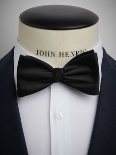 Men’s bow ties – Plain bow tie.
This self-tied plain bow tie should match the rest of your outfit in terms of its color and style, but it does not need to be the exact same color as the rest of the ensemble. An plain bow tie should not clash with the rest of the outfit. A bow tie is also a great choice for weddings and special occasions. Pre-tied Satin Bow For Black Tie Events, Classic Pre-tied Satin Bow Tie, Classic Pre-tied Bow, Classic Pre-tied Bow Tie, Classic Pre-tied Bow With Ties, Classic Pre-tied Decorative Bow, Classic Solid Bow Tie, Classic Solid Suit And Tie Accessories With Decorative Bow, Classic Solid Color Bow With Ties