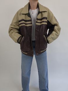 Super rare, unique vintage leather jacket by Guess from 1981 in brown and beige with legendary sticker on the back. There are some signs of wear (see photos). Due to the high number of returns and for the sake of the environment, I would like to urge you to pay close attention to the description and dimensions of the item. The best thing to do is to compare a suitable item of clothing with the item and measure it. Feel free to write me a message if you have any questions about the product. Thank